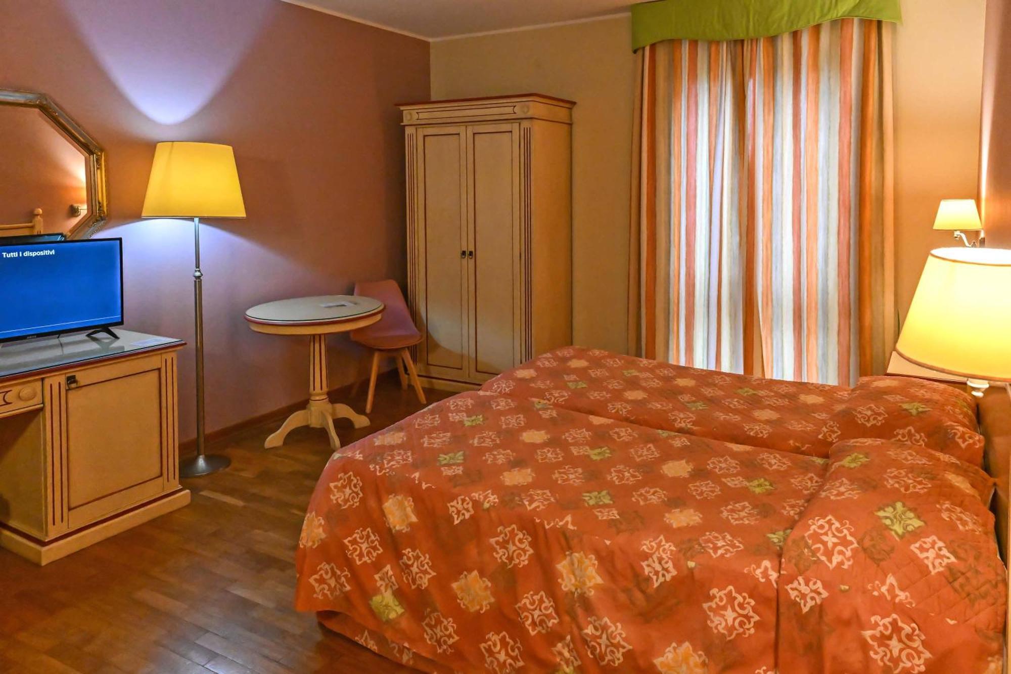 Hotel Matteotti Vercelli Buitenkant foto