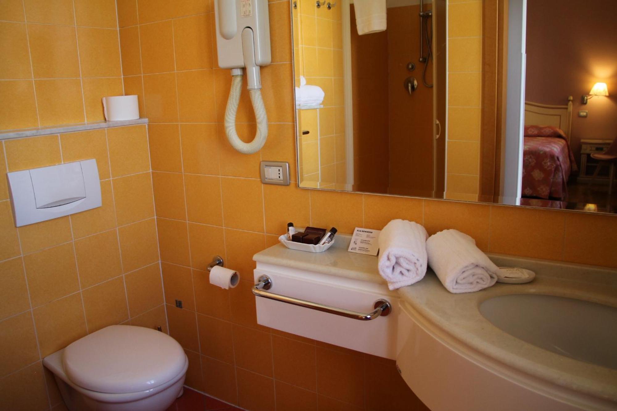 Hotel Matteotti Vercelli Buitenkant foto